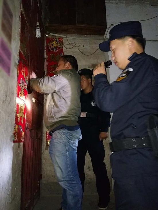 东莞粗心妈妈误将幼女锁家中 民警全城寻开锁师傅开门